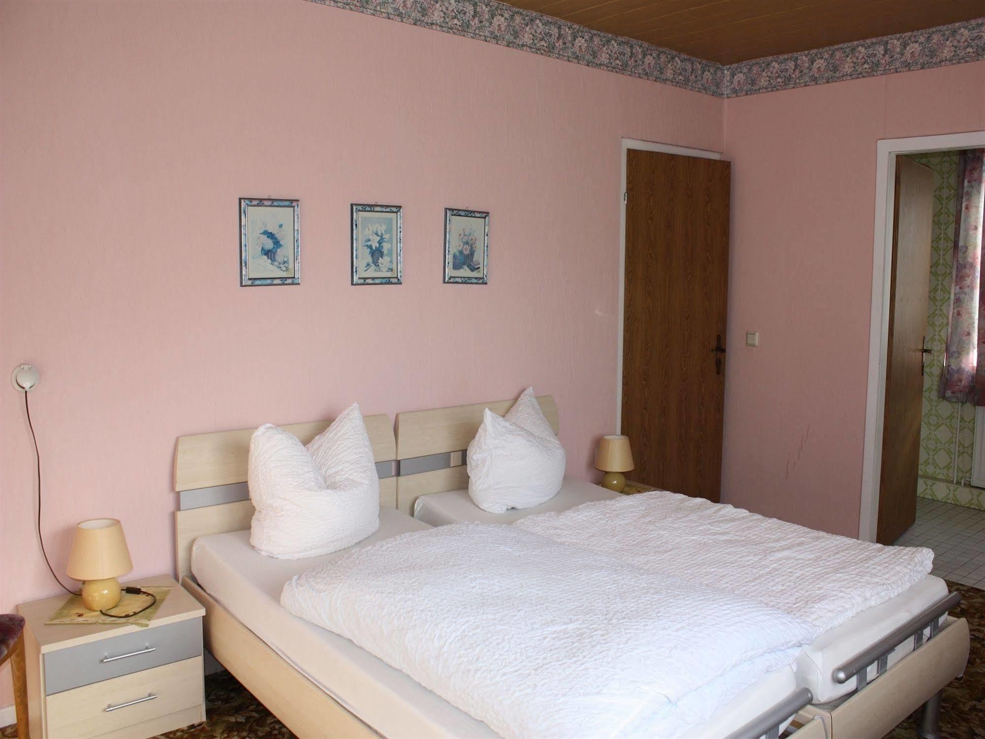 Weimer Hotel Weinähr Buitenkant foto