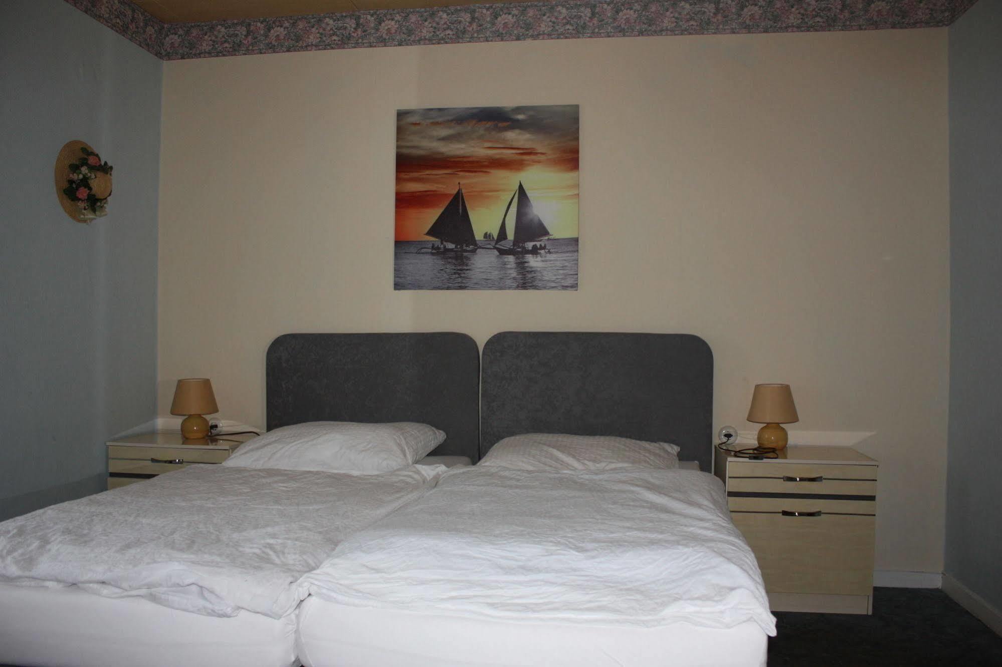 Weimer Hotel Weinähr Buitenkant foto